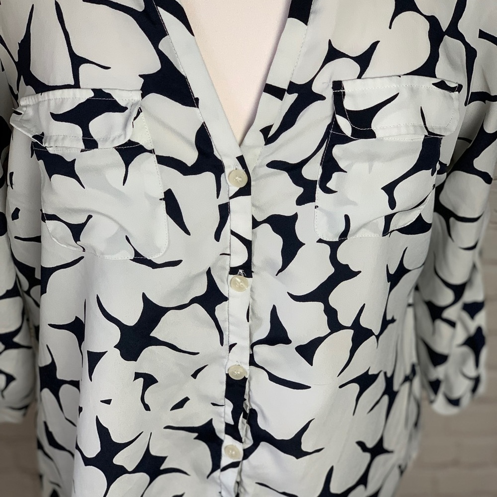 New York & Co. v-neck blouse - Picture 4 of 5